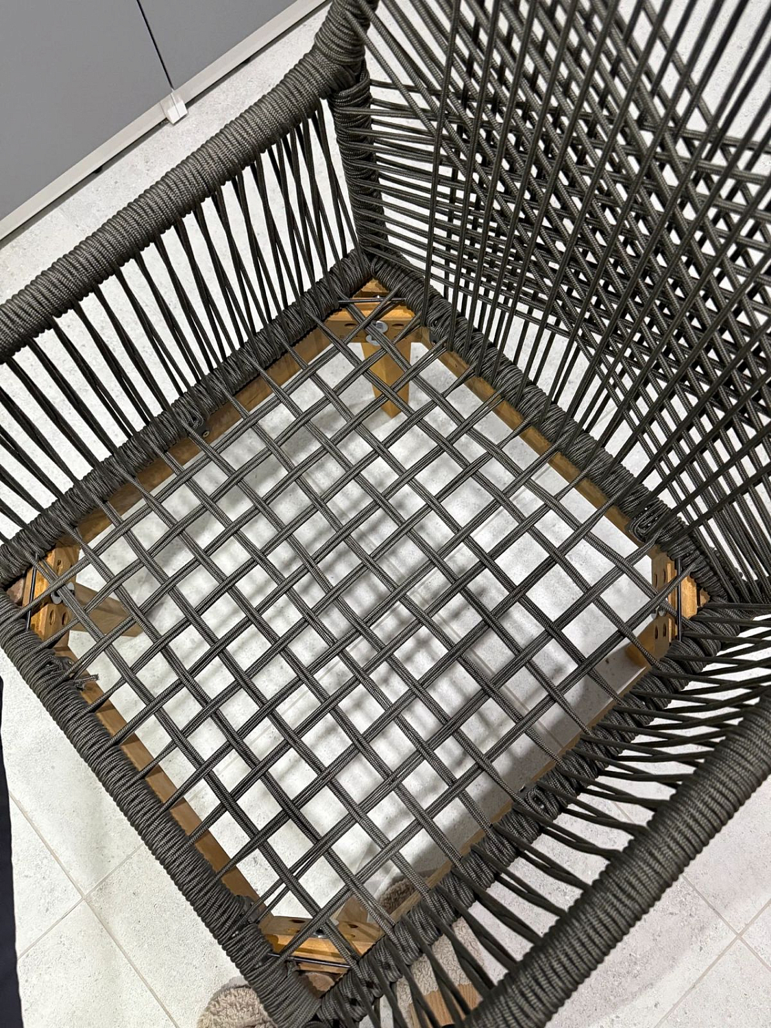 Кресло Royal Family CHLOE серое с каркасом из акации: визуальная лёгкость плетения и надёжность древесины